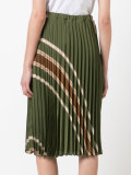 pleated skirt