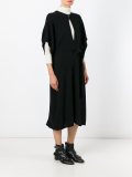 钥匙孔细节连衣裙