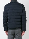 高领拉链夹克