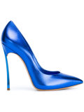 pointed-toe pumped