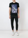 statue print T-shirt