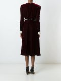 深v领连衣裙