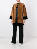 collarless buttoned jacket