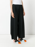 drop-crotch loose trousers