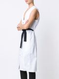 绑腰带v领上衣