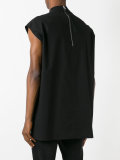 sleeveless T-shirt 
