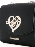 'love'标牌斜挎包