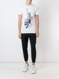 statue print T-shirt