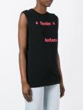 sleeveless T-shirt 
