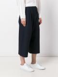wide-legged cropped trousers