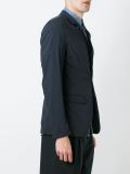 纽扣衣领西装夹克