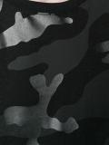 camouflage print T-shirt