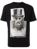 top hat statue print T-shirt