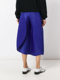 wide-legged cropped trousers