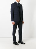 wide lapel single-breasted suit 