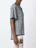 'Cut-out embroidered'上衣