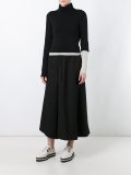 wide-legged cropped trousers