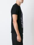 statue print T-shirt