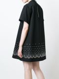 孔眼镶嵌连衣裙