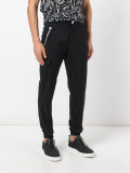 zipped pockets trousers 