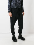 drop-crotch trousers 