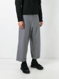 wide-legged cropped trousers