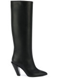 pointed boots