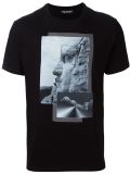 statue print T-shirt