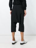 dropped-crotch trousers 
