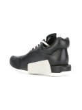 Level sneakers