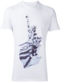 statue print T-shirt