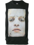 sleeveless face print T-shirt