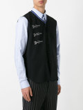 sleeveless arrow-detailed sweater