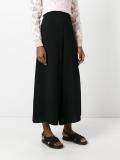 wide-legged cropped trousers