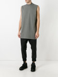 sleeveless T-shirt