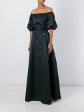 露肩礼服