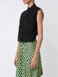 sleeveless cropped shirt