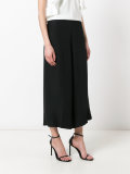 wide-legged cropped trousers