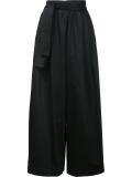 wide-legged cropped trousers