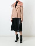 宽翻领细节夹克