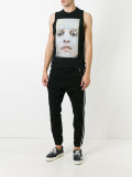 sleeveless face print T-shirt