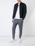 logo饰袋T恤