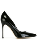 pointed pumps