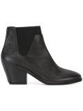 v detail Chelsea boots