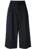 wide-legged cropped trousers