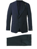 wide lapel single-breasted suit 