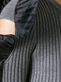露肩缝饰修身连衣裙