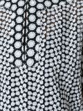 'Cut-out embroidered'上衣