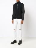ripped knee skinny jeans
