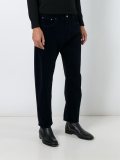 loose-fit jeans 